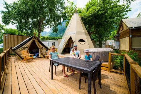Entdecken Sie die Tipi Lodge: das echte Glamping-Zelt für Ihren Urlaub unter freiem Himmel!